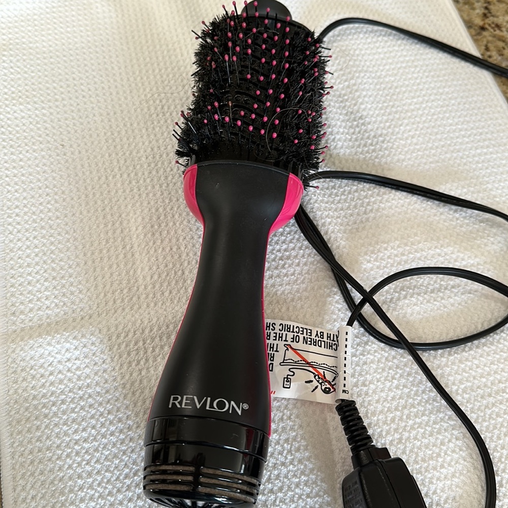Revlon One-Step Ceramic Volumizer Drier for more shine, and less breakage - Picture 3 of 5